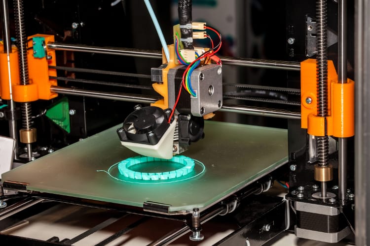 Das Bild eines 3D-Druckers der eine ringförmige Struktur druckt.