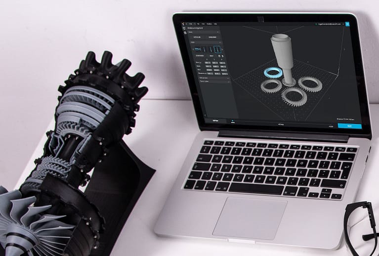 Ein Laptop an dem ein 3D Modell aus dem Maschinenbau in CAD bearbeitet wird