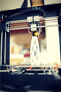 Ein 3D-Drucker, der ein 3D-Modell erstellt.