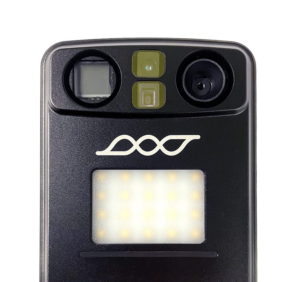 Obere Hälfte der Rückseite des Scoobe3D herangezommt um die Polarox Technologie der Kameras zusehen