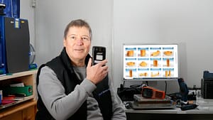 Scoobe3D Kunde Hannes Jacob sitzt in seinem Büro und hält seinen Scoobe3D Precision Scanner in der Hand