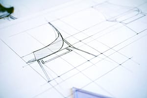 Ein Stuhl als 3D Modell in zwei Positionen auf Papier gezeichnet