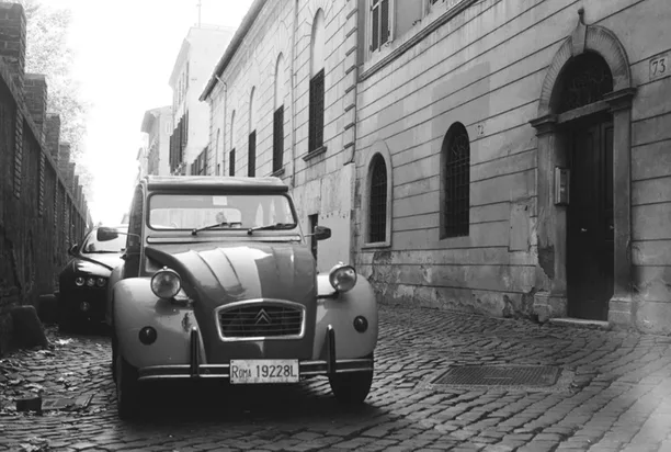 Ein schwarz-weiß Bild eines Citroën 2CV Oldtimer, allgemein bekannt als Ente.