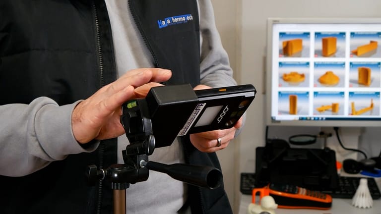 Scoobe3D customer Hannes Jacob uses the Precision Scanner and taps on the screen